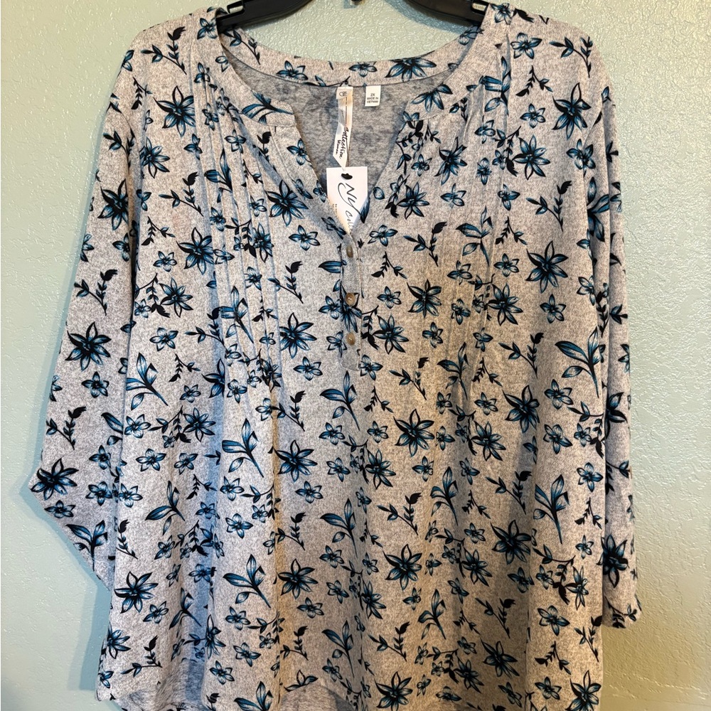 Plus Size Light Gray Floral V-Neck Pintuck Sweater with Teal Accents